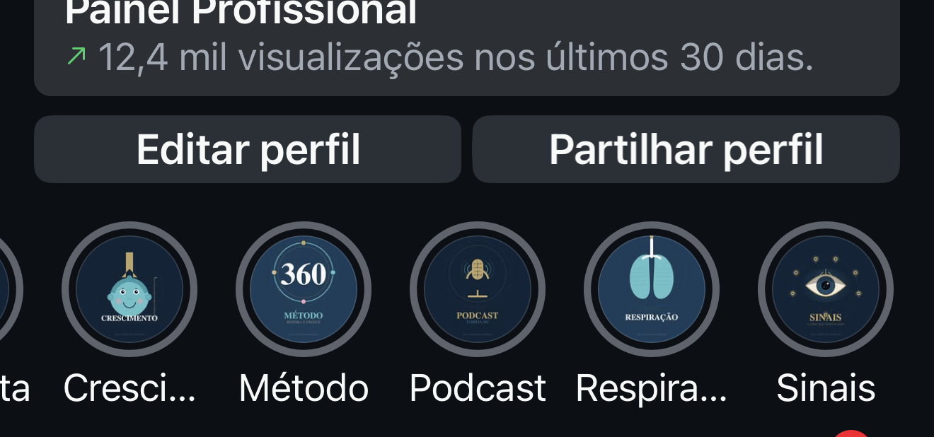 Criança em ambiente calmo de consulta de odontopediatria, com expressão tranquila, em contexto familiar